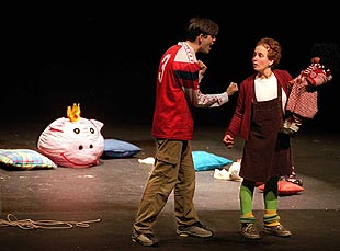 Imagen de la representación en Dos Hermanas de la obra    Un juguete por un sueño. 