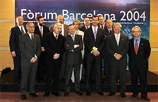 Al final hubo  foto de familia,  pero incompleta porque parte de las personalidades ya se habían ido, como el presidente de la Generalitat, Jordi Pujol. La imagen muestra al príncipe Felipe y junto a él, a la izquierda, el ministro Josep Piqué y los concejales Ferran Mascarell y Xavier Casas. A su derecha, el alcalde Joan Clos y el secretario de Presidencia, Carles Duarte.