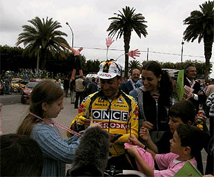 Curro García firma autógrafos.