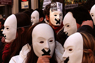 Protesta de estudiantes frente a la sede del Partido Popular en la calle de Génova, Madrid.
