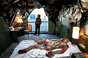 Decenas de artistas exponen en las habitaciones del hotel Barceló-Sants con motivo de la feria New Art.