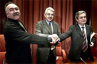 De izquierda a derecha, Carod, Maragall y Saura tras la firma del acuerdo.