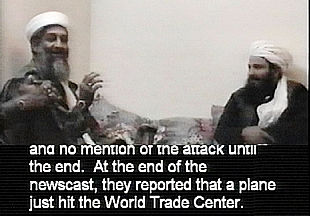 Osama Bin Laden (izquierda) relata entre risas al jeque como 'al final de las noticias informaron de que un avión acababa de impactar contra el World Trade Center'.