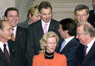 José María Aznar conversa con Tony Blair en presencia del rey Alberto II, Jacques Chirac, Gerhard Schröder y Nicole Fontaine.