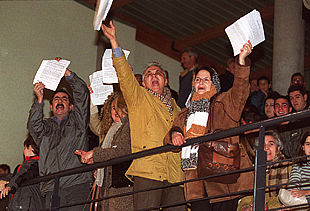 Decenas de vecinos de Ciempozuelos protestaron ayer con gritos la celebración de miss Ciempozuelos en el polideportivo municipal.