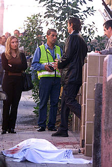 Una de las mujeres asesinadas por José Manuel Cabrera ante su vivienda.