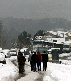 Un grupo de personas buscando sus vehículos ayer en El Bruc.