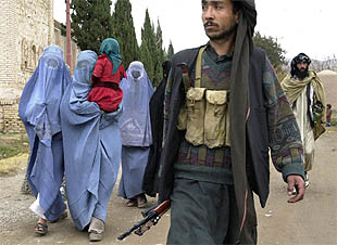 Mujeres afganas prisioneras, vestidas con el  burka , son conducidas por sus guardianes a ser juzgadas en Herat.
