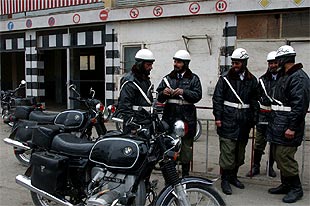 Policías de tráfico, frente a una comisaría de Kabul. Se trata de los cinco únicos agentes de tráfico de todo el país.