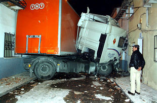 Un camión se empotra contra una vivienda en Barajas