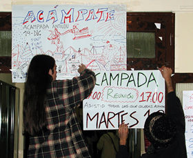 Dos alumnos pegaban ayer carteles sobre la LOU en la facultad de Ciencias de la Información de Sevilla.
