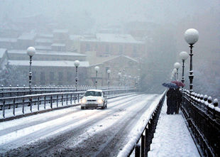 Un coche circulaba este fin de semana en Alcoy bajo la nieve.