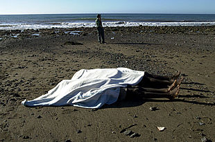 Dos inmigrantes mueren ahogados en Canarias