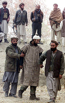 Dos    muyahidin  custodian a un preso árabe de Al Qaeda en Tora Bora.