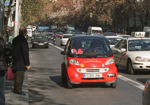 Controladores de la EMT  patrullan  por el carril-bus de la calle de Serrano.