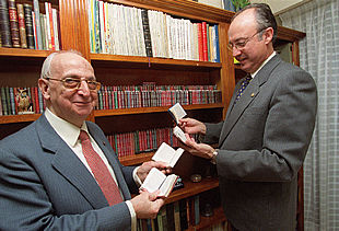 Santiago Riopérez, a la izquierda, y Eugenio Ferré muestran orgullosos sus colecciones.