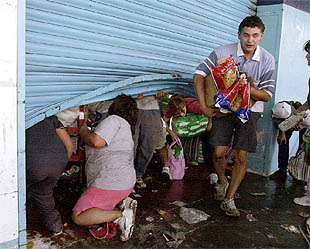 Un grupo de argentinos asalta, ayer, una tienda