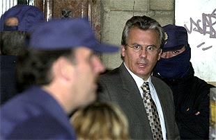 Garzón abandona la sede de Gestoras Pro Amnistía en Bilbao, tras un registro practicado el pasado 31 de octubre.