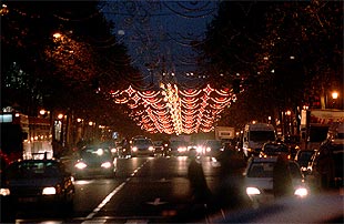La madrileña calle de Serrano, anoche, con sólo la mitad de las luces navideñas encendidas.