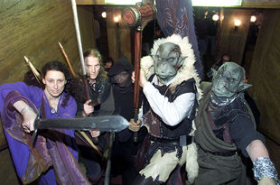 Un grupo de personas disfrazadas, antes del estreno en Essen (Alemania) de    El señor de los anillos. 