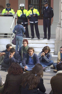 Estudiantes, ayer, mientras esperaban noticias sobre su posible desalojo del Ayuntamiento de Sevilla.