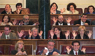 Diputados socialistas y de IU corean 