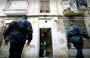 Dos policías, ayer, ante el edificio en el que supuestamente se cometió la violación en el barrio de Russafa.
