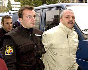 El Tribunal de Apelación de Pau desestimó ayer la petición de libertad provisional del portavoz de Gestoras pro Amnistía, Juan María Olano (en la foto), alegando que existe un riesgo cierto de que  se fugue antes de que el Tribunal de París examine la demanda de extradición formulada por España. La abogada de Olano negó la pertenencia de su patrocinado a banda terrorista y dijo garantizar su presencia en el juicio. Olano está en la prisión de Gradignan, cerca de Burdeos, desde que fue  detenido el 3 de diciembre en Bayona en virtud de una orden de busca y captura internacional del juez Baltasar Garzón.