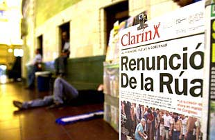El diario  Clarín  informa en su primera página de la renuncia de De la Rúa.