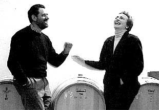 Abel Mendoza, junto a su mujer, y enólogo de la bodega, Maite Fernández.