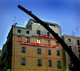 Vecinos del Fossar de Les Moreres han colocado pancartas contra el alcalde por el pebetero.