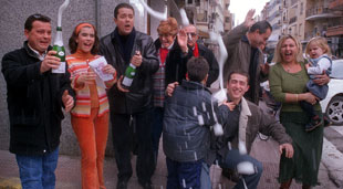 Unos vecinos de Utiel que compraron el  gordo  celebran su buena suerte.