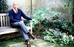 El ex presidente de Francia Giscard d'Estaing, en el jardín de su casa en 1988.