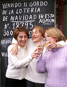 La lotera Maria Teresa García (en el centro) celebra el primer premio vendido en su administración de Murcia.