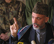 El presidente afgano, Hamid Karzai, ayer en su toma de posesión.rnrnEl presidente afgano, Hamid Karzai, en su toma de posesión, enfatiza sus palabras con el dedo índice. PRIMER PLANO - ESCENA