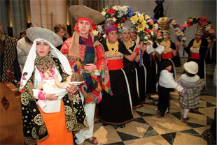 Los participantes en el belén viviente del Pase del Niño (en primer plano, la Virgen María y san José) en la catedral de la Almudena.