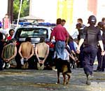 La policía argentina detiene a varios manifestantes en las protestas del pasado jueves, en Buenos Aires