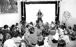 Haur batzuk jolasten Durangoko Liburu eta Disko Azokaren aurtengo edizioan.