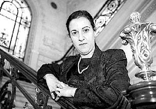 Gabriella de Esteban, en las escaleras de la Biblioteca Bidebarrieta de Bilbao.