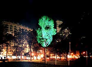  The Influence Machine,  intervención de Tony Oursler en un parque de Nueva York en 2000.