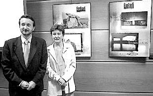 El consejero Imaz, junto a la viceconsejera de Turismo, Koro Garmendia, en la presentación en 2000 de la campaña de promoción de Euskadi.