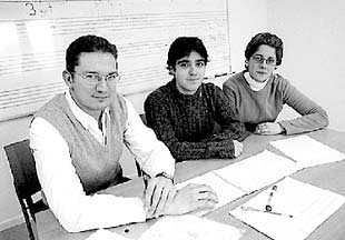 De izquierda a derecha, Gabriel Erkoreka, Mikel Chamizo y Sara Varas, en el Conservatorio.