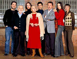 De izquierda a derecha, Alfonso Lara, Pedro Peña, Natalia Millán, Lola Herrera, Víctor Mosqueira, Jaime Blanch, Beatriz Rico y Rocío Calvo, parte del reparto de    Un paso adelante. 
