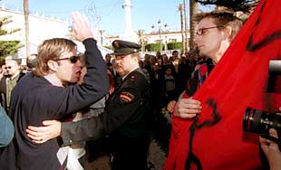 Enfrentamiento entre grupos radicales, ayer, en la fiesta del Pendón de Almería.