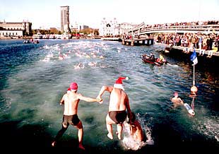 Los nadadores se lanzan al agua en la 92ª edición de la tradicional travesía del día de Navidad.