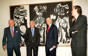 Emilio Ybarra, ex  presidente del BBVA; Josu Bergara, presidente del patronato del museo; Francisco González, presidente del BBVA, y Miguel Zugaza, todavía director del museo (desde la izquierda), delante de    Las tres gracias , de Antonio Saura.