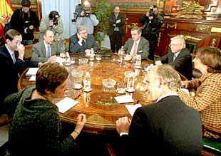 La    vicelehendakari,  Idoia Zenarruzabeitia, a la derecha, durante la reunión en Hacienda.