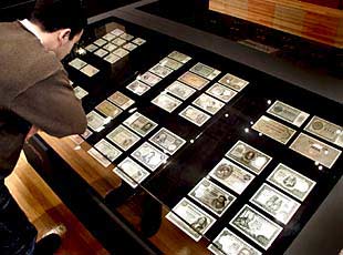 Exposición  De la pesseta a l'euro , que se presenta en Girona.