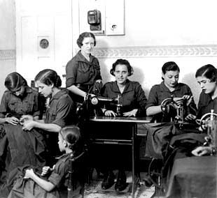 Jóvenes de la Sección Femenina cosiendo ropa de abrigo para la tropa en 1937, fotografiadas por Serafín Sánchez del Pando, imagen del libro  Un siglo en la vida de España. 