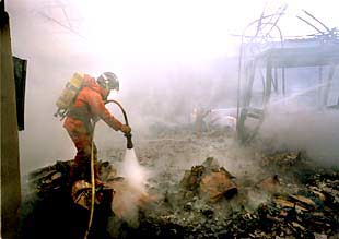 Arde una fábrica de muebles en Paiporta